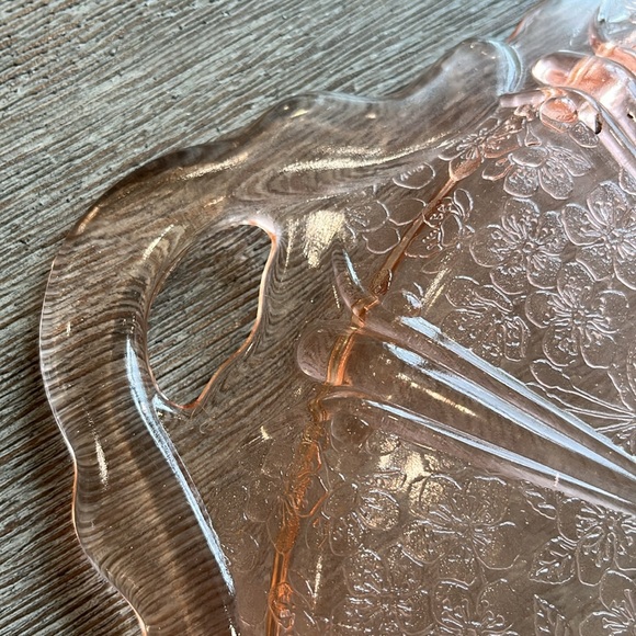 Vintage Depression glass (Jeanette) handled tray - Picture 4 of 4